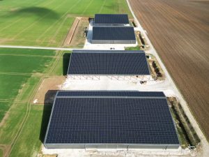 Nous sommes fiers d’annoncer la mise en service de 4 bâtiments agricoles photovoltaïques, représentant une puissance totale installée de 2.285 MWc. Cette réalisation s’appuie sur des équipements performants et reconnus : 🔹 Modules LONGi 485 Wc 🔹 Onduleurs Sungrow pour assurer une conversion optimale de l’énergie. Ces nouvelles installations permettent de valoriser des toitures agricoles tout en produisant une énergie renouvelable locale, contribuant ainsi à la transition énergétique et au développement durable des exploitations.