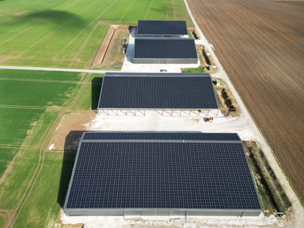 Nous sommes fiers d’annoncer la mise en service de 4 bâtiments agricoles photovoltaïques, représentant une puissance totale installée de 2.285 MWc. Cette réalisation s’appuie sur des équipements performants et reconnus : 🔹 Modules LONGi 485 Wc 🔹 Onduleurs Sungrow pour assurer une conversion optimale de l’énergie. Ces nouvelles installations permettent de valoriser des toitures agricoles tout en produisant une énergie renouvelable locale, contribuant ainsi à la transition énergétique et au développement durable des exploitations.